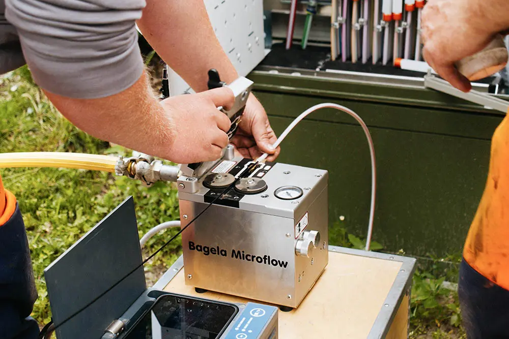 Einblasgerät Bagela Microflow im Einsatz an einem Verteilerschrank