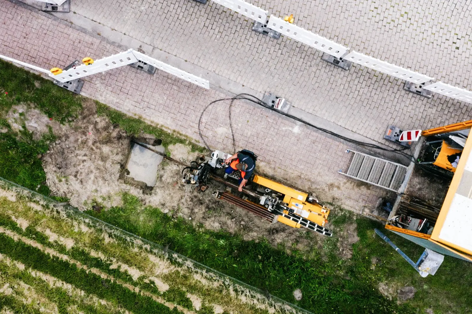 Luftaufnahme einer gesteuerten Horizontalbohranlage
