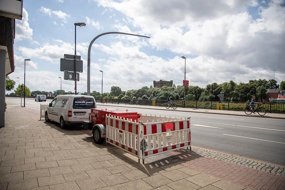 KSO-Fahrzeug mit Anhänger und Absperrung an einer Straßenbaustelle