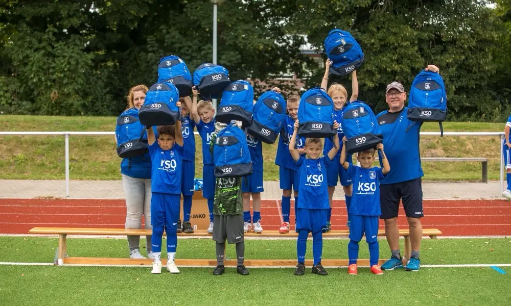 Kinder-Fußballteam mit neuen KSO-Rucksäcken