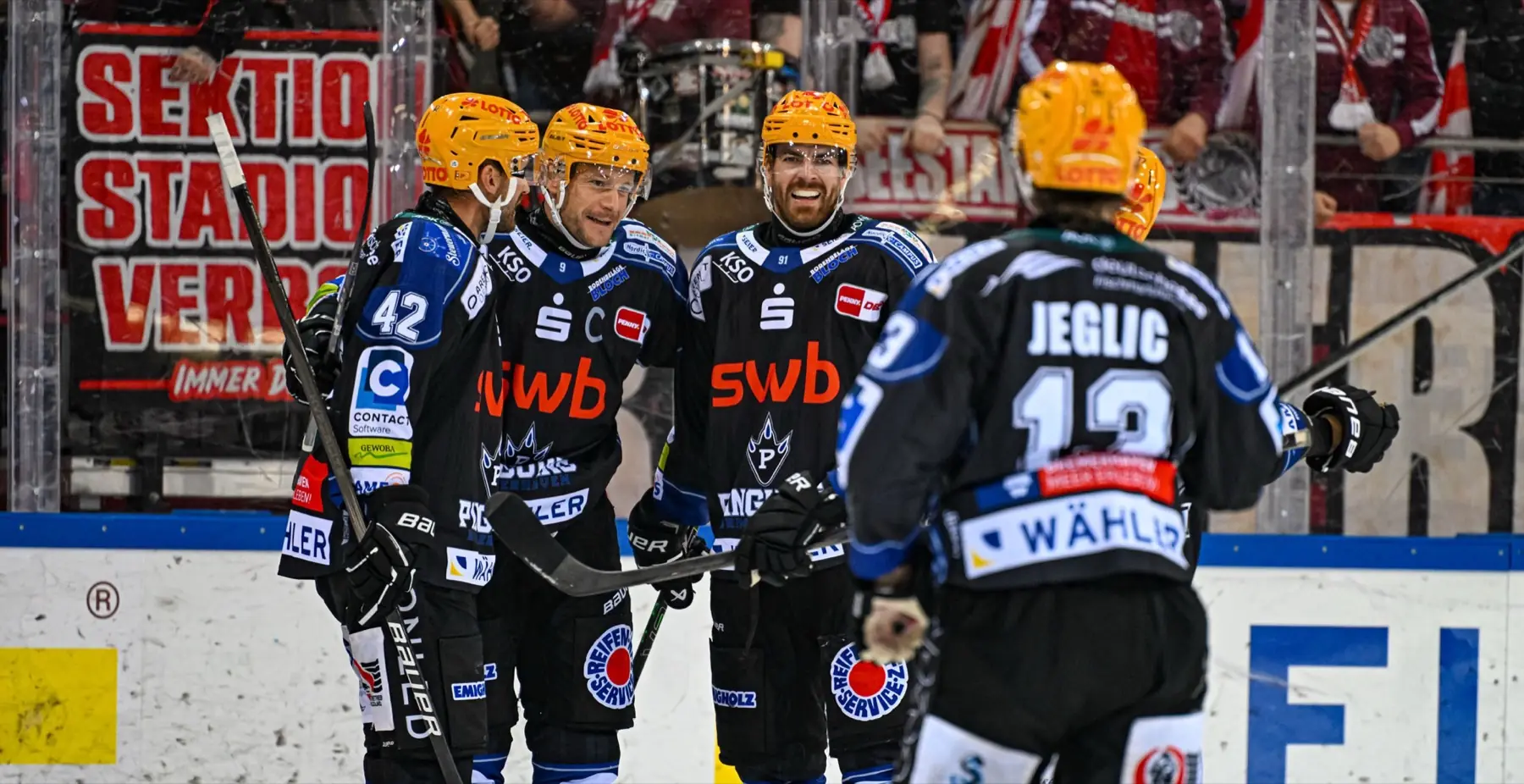 Eishockeyspieler der Fischtown Pinguins jubeln auf dem Eis