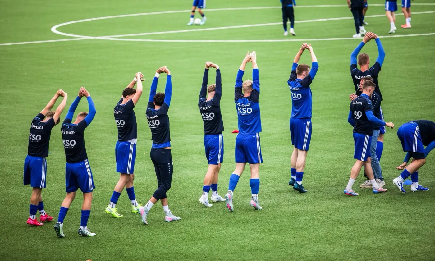 Fußballmannschaft in KSO-Trikots beim Aufwärmen