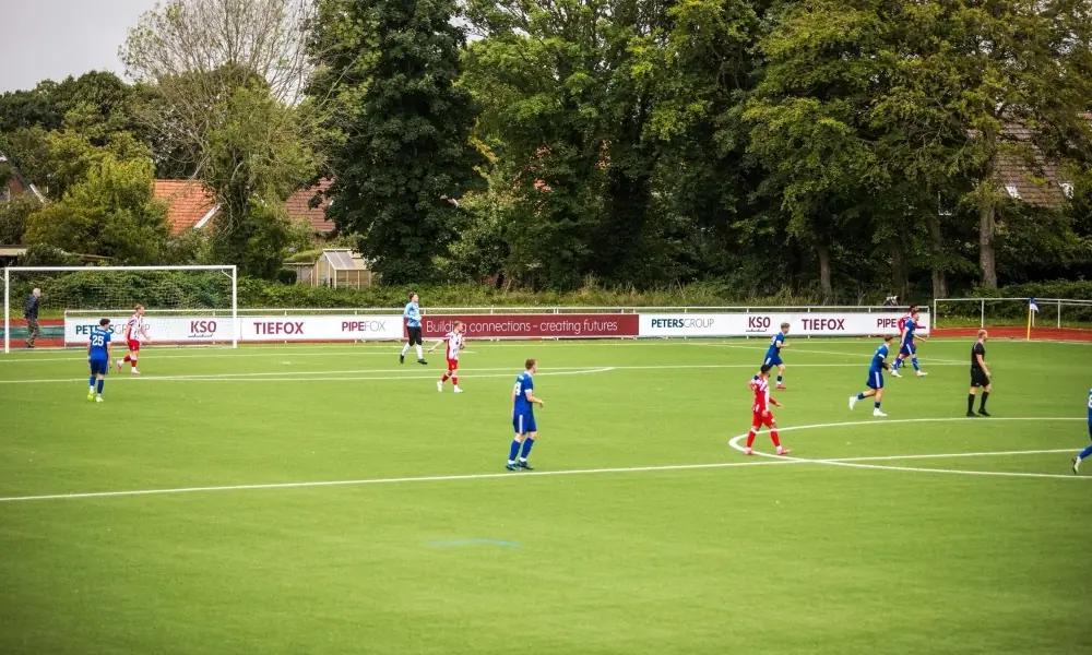Fußballspiel mit KSO- und TIEFOX-Banden am Spielfeldrand