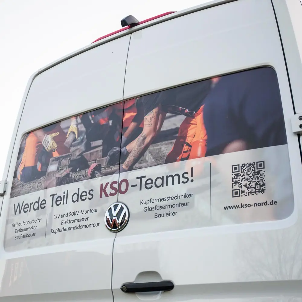 Rear window of a KSO van with the lettering “Werde Teil des KSO-Teams” (Join the KSO team)